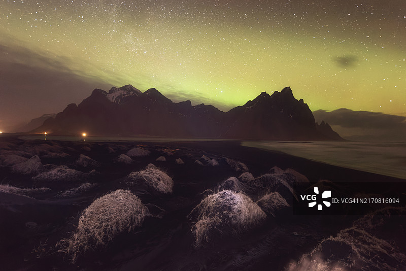 冰岛韦斯特拉霍恩山和斯托克斯内斯海滩的北极光图片素材