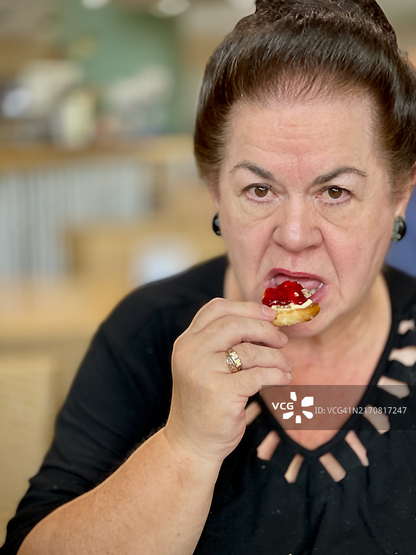 吃果酱吐司的女人（正面视角）图片素材