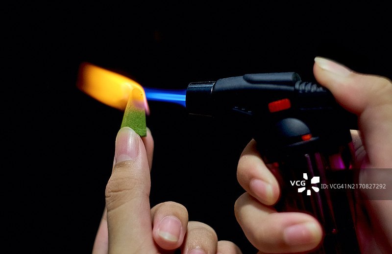 黑色背景上的香薰水疗线香图片素材