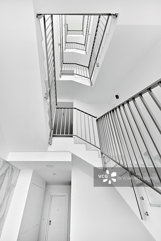 住宅或商业建筑中的现代简约楼梯竖版照片图片素材