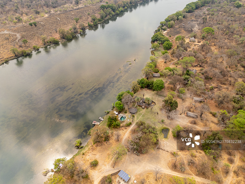 卡富埃河畔幽静的河滨度假村鸟瞰图图片素材