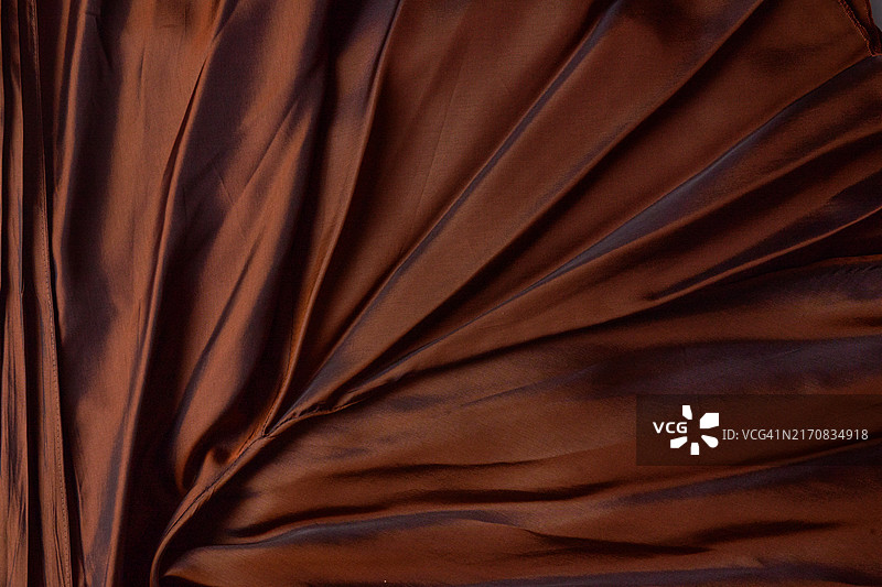 有褶皱的抛光棕色丝绸面料图片素材