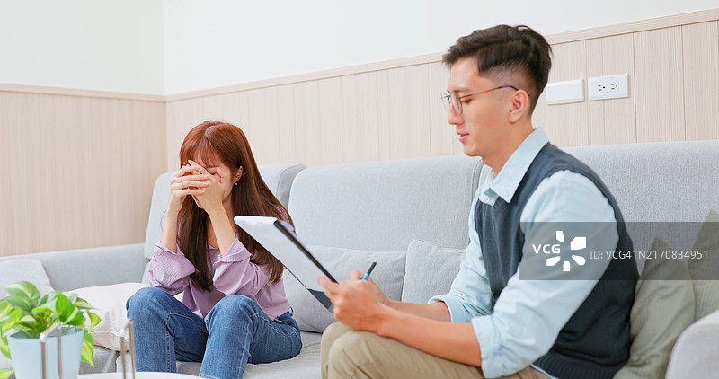 咨询并哭泣的亚洲女士图片素材