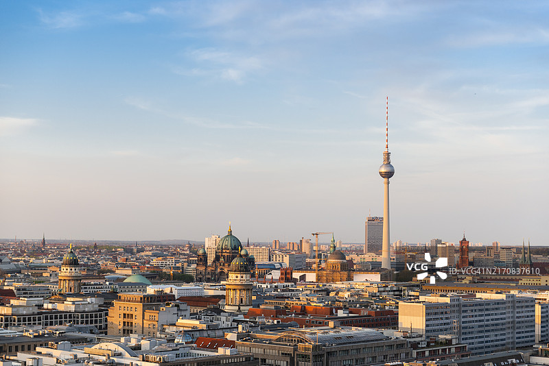 从上方俯瞰的柏林广播电视塔和天际线图片素材