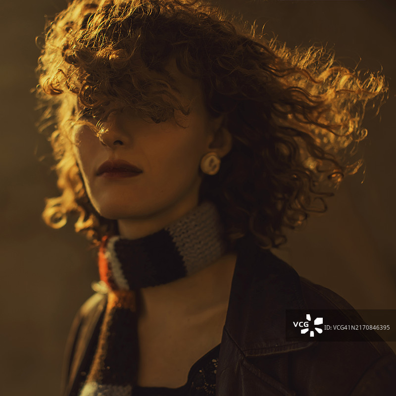 红发卷发女人艺术肖像图片素材