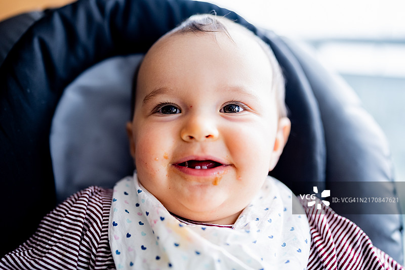 在家吃饭的女宝宝肖像照图片素材