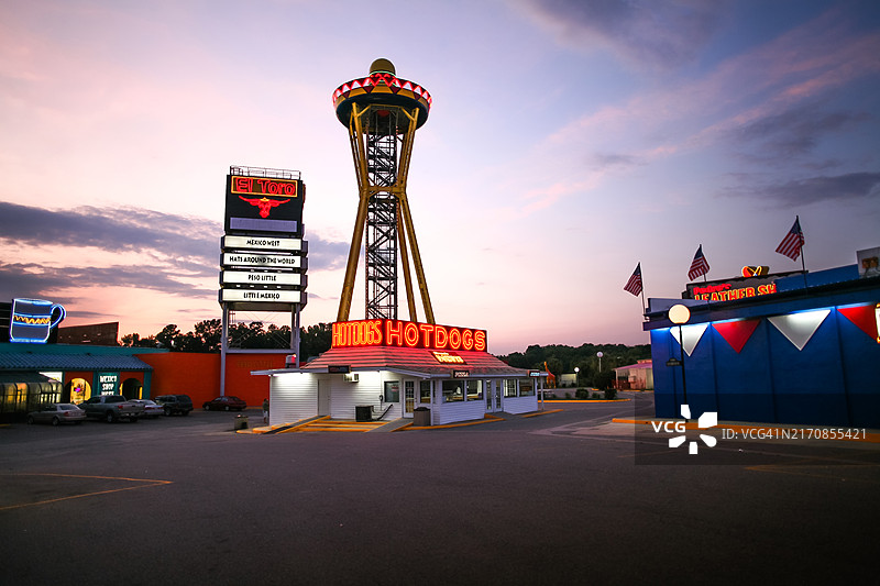 边境以南瞭望塔，热狗摊，美国公路旅行目的地图片素材