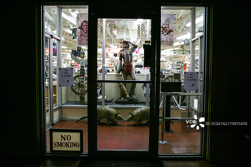 边境以南旅游商店的美洲原住民纪念品，旅游业，文化挪用图片素材