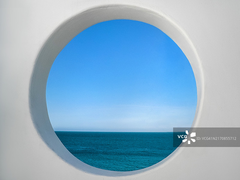豪华旅行概念，圆形窗户的海洋景色，旅行目的地图片素材