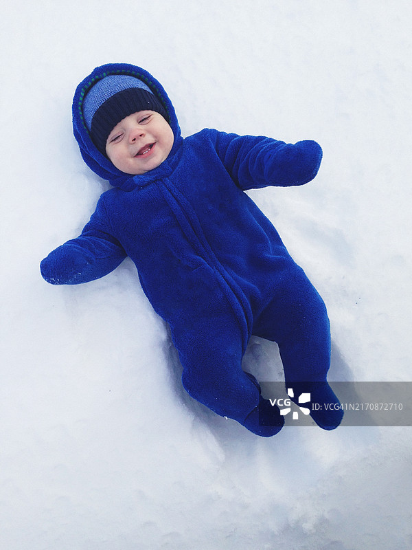 穿着滑雪服的男婴图片素材