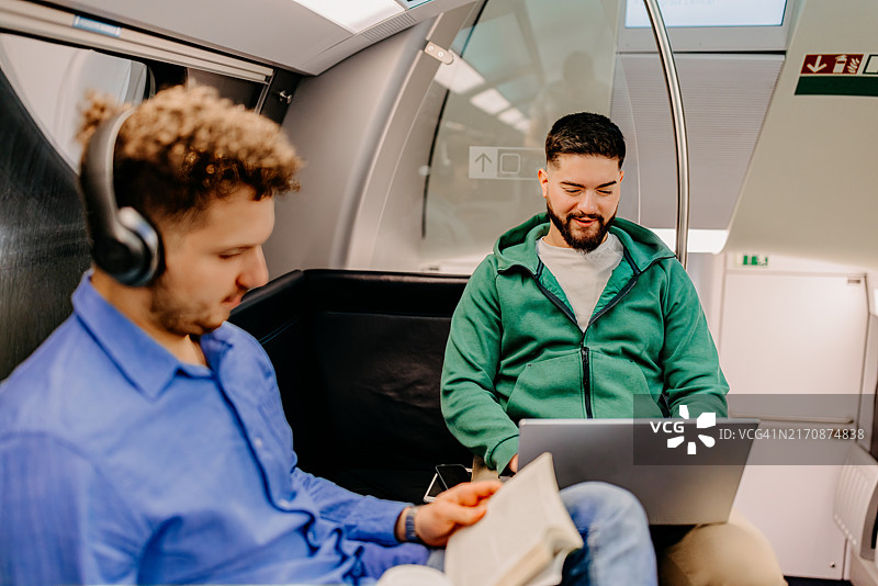 火车共享图书馆和办公室图片素材