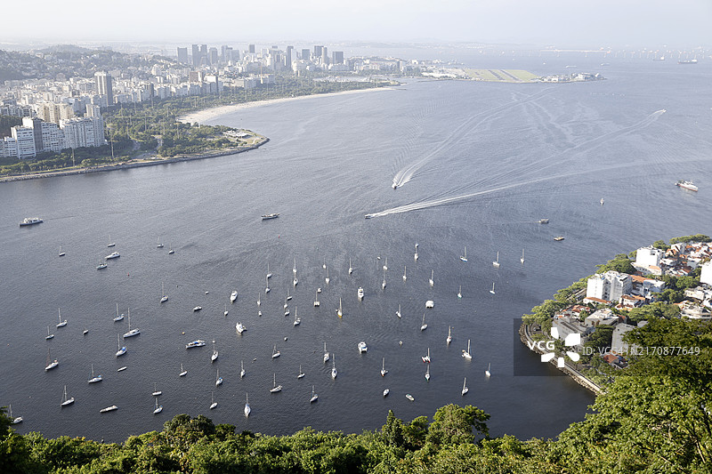 背景为桑托斯杜蒙特机场的瓜纳巴拉湾 - 巴西里约热内卢图片素材
