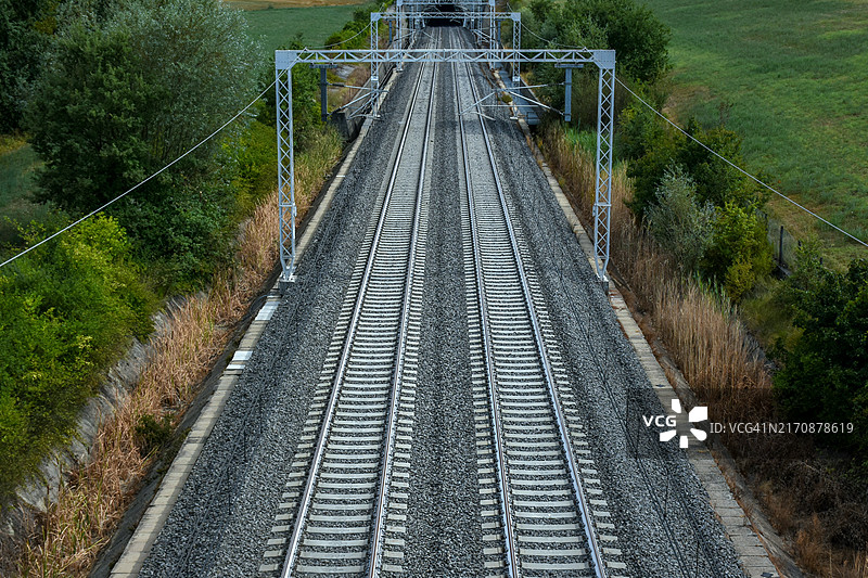 从意大利托斯卡纳佛罗伦萨和锡耶纳之间的电信和电气设备的高速铁路线的平行铁轨的鸟瞰图图片素材