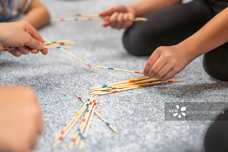 孩子们在地板上玩米卡多游戏图片素材