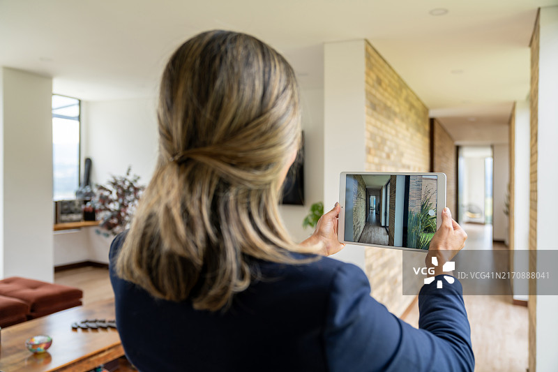 房地产经纪人拍摄待售房屋的照片图片素材