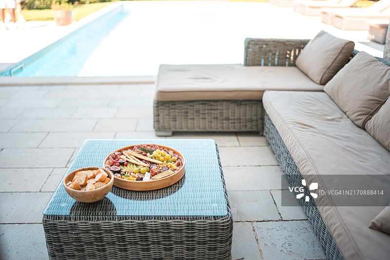 别墅泳池边精心布置的小吃图片素材