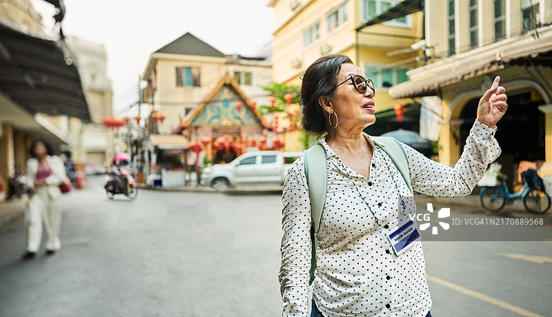 导游向游客讲解城市景观图片素材