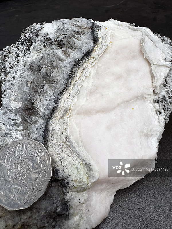 金色石英岩脉标本图片素材