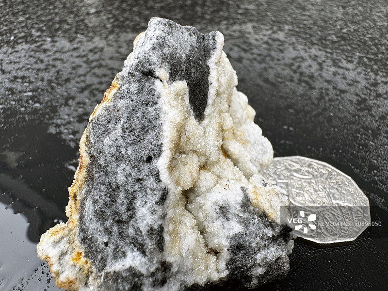 来自印度尼西亚邦巴纳的富含金和锑的岩石标本图片素材