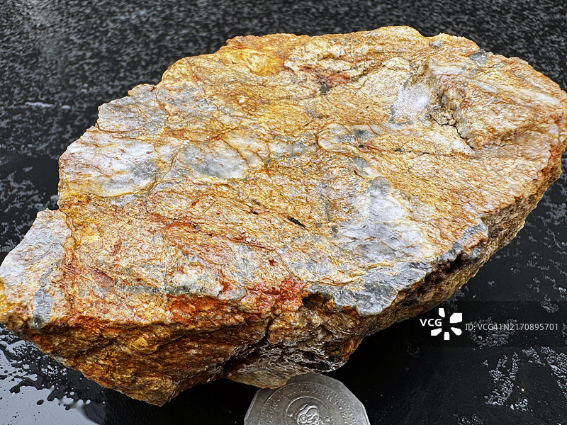 石英砂岩中的博南扎金矿图片素材