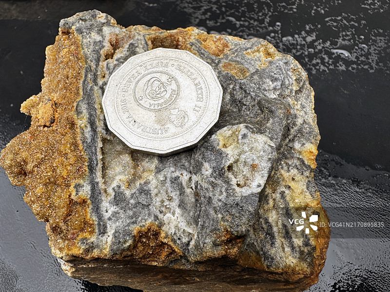 岩石标本：造山金和锑图片素材