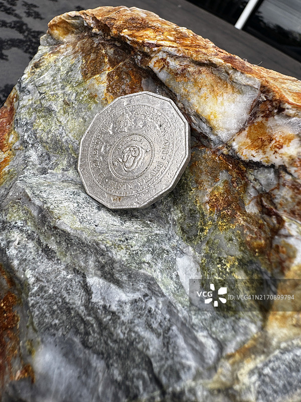 石英礁中的博南扎金矿图片素材