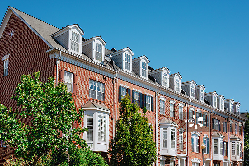 住宅区的一排砖砌联排别墅图片素材