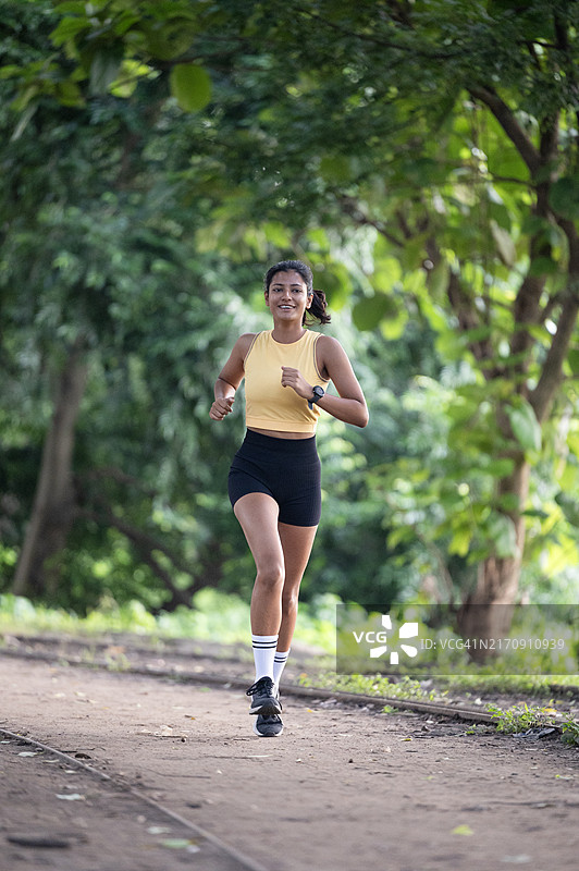 在公园跑步的年轻活力女性，享受健康生活图片素材