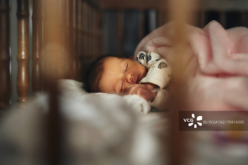 睡着的新生女婴图片素材