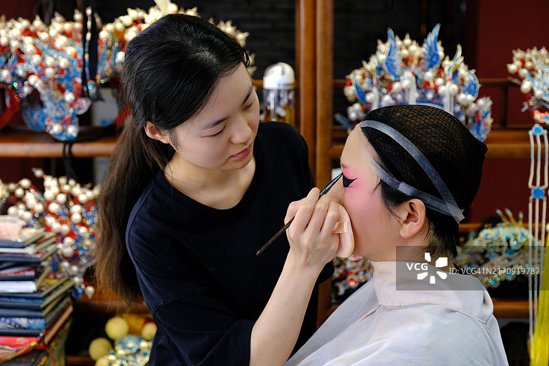 化妆师为歌剧女演员化妆图片素材