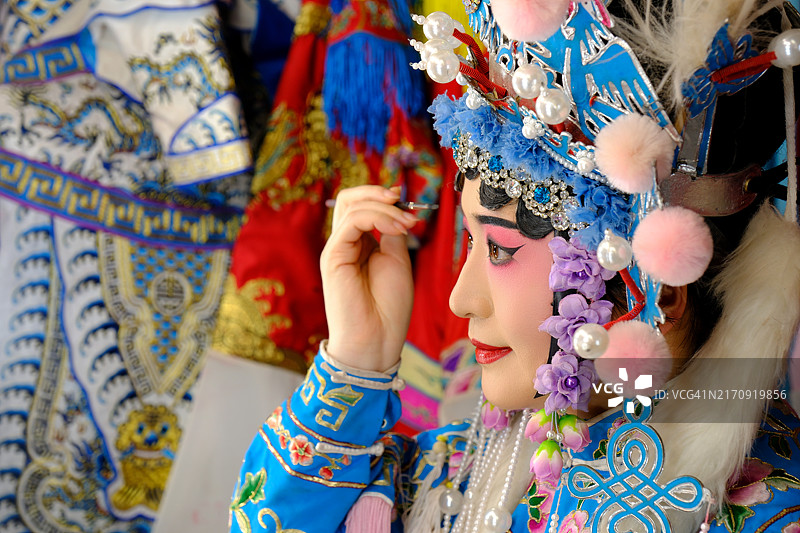 京剧女演员正在镜子前化妆图片素材