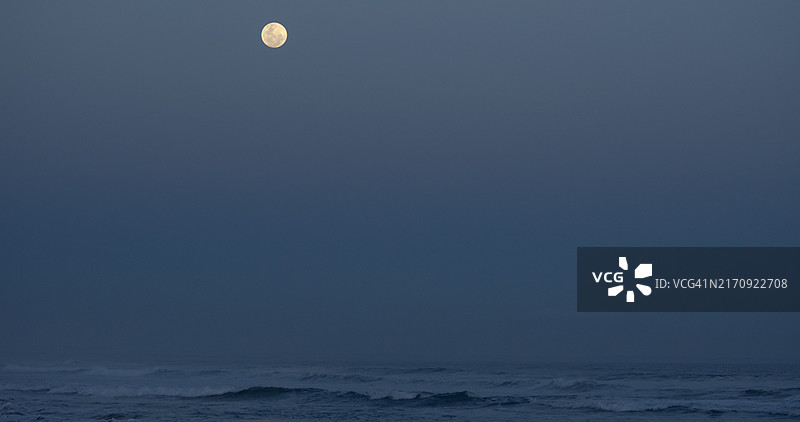 澳大利亚维多利亚州巴斯海峡上空的蓝色超级月亮图片素材