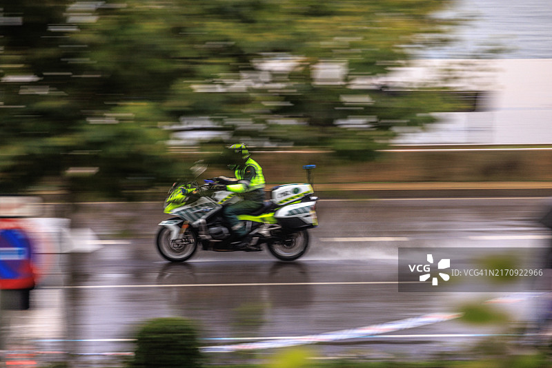 雨天骑摩托车的执法人员图片素材