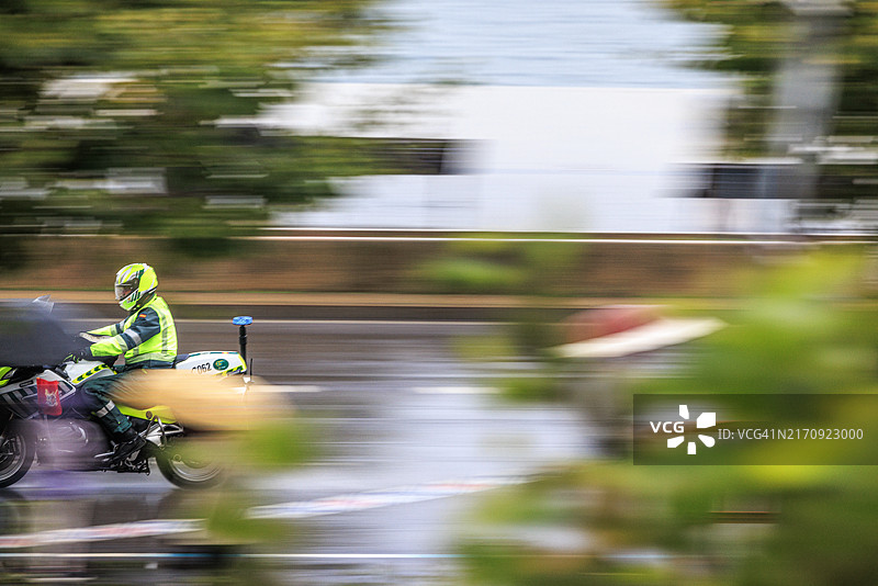 雨中高可见度警用摩托车图片素材