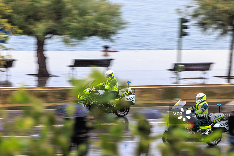 在雨中巡逻的警用摩托车图片素材