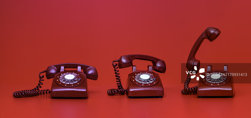 红色背景上的复古红色电话图片素材