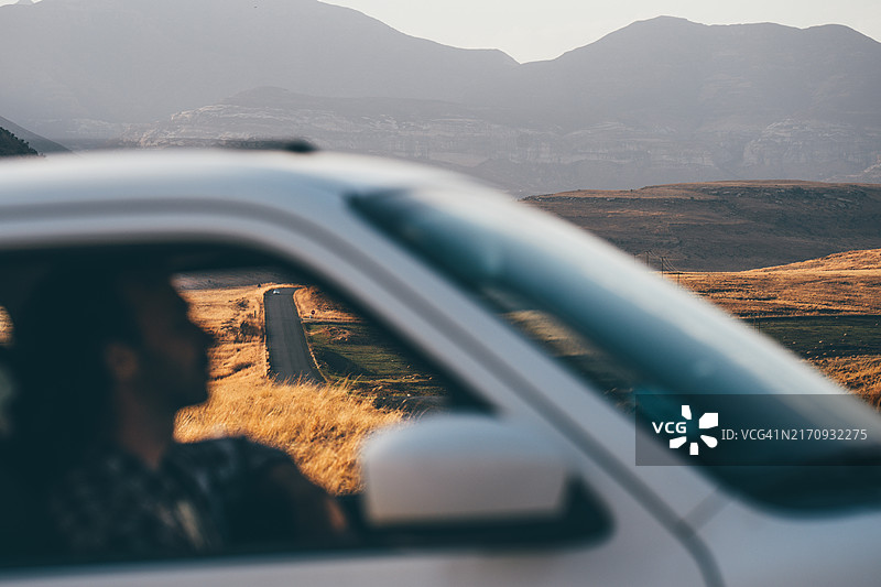 男人们在公路旅行中欣赏山景。图片素材