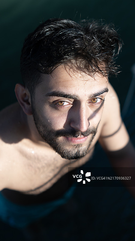 海边，眼睛色彩鲜艳的英俊男子肖像图片素材