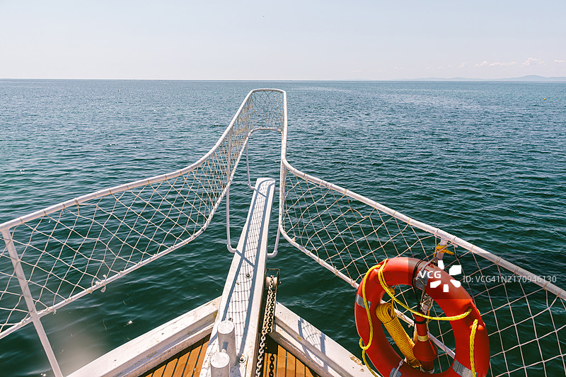 面向大海的甲板图片素材