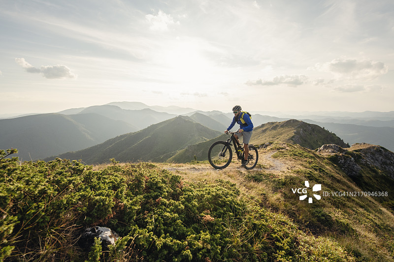 山地自行车骑手在山区骑行图片素材