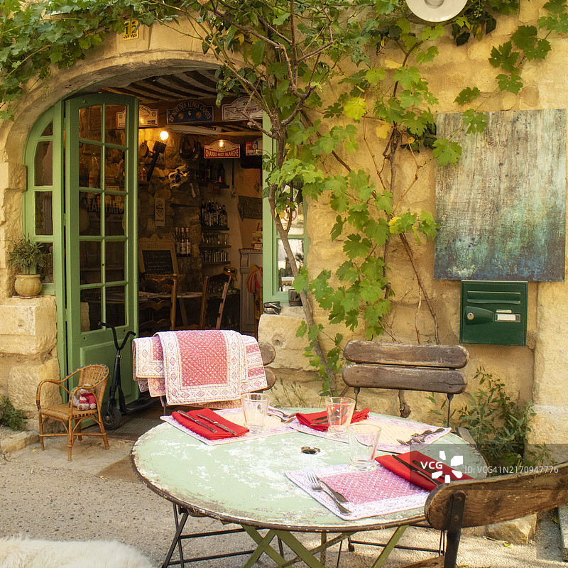 法国普罗旺斯奥佩德小镇的餐厅图片素材