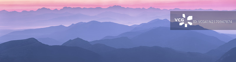 法国普罗旺斯，清晨薄雾中的文图山全景图片素材