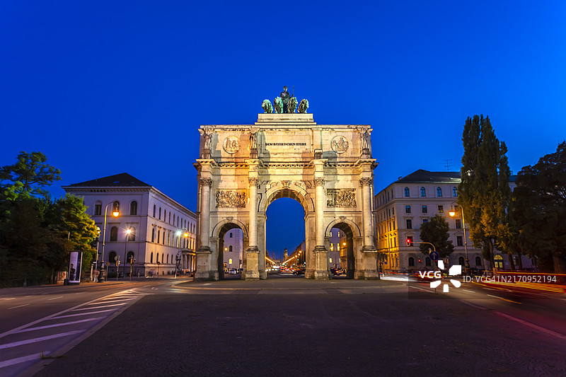 慕尼黑日落时的胜利之门图片素材