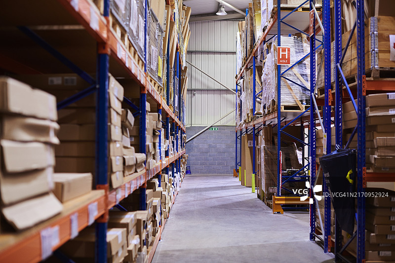 空旷的仓库通道图片素材
