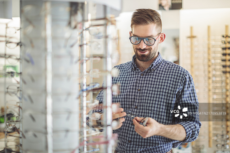 在眼镜店里图片素材