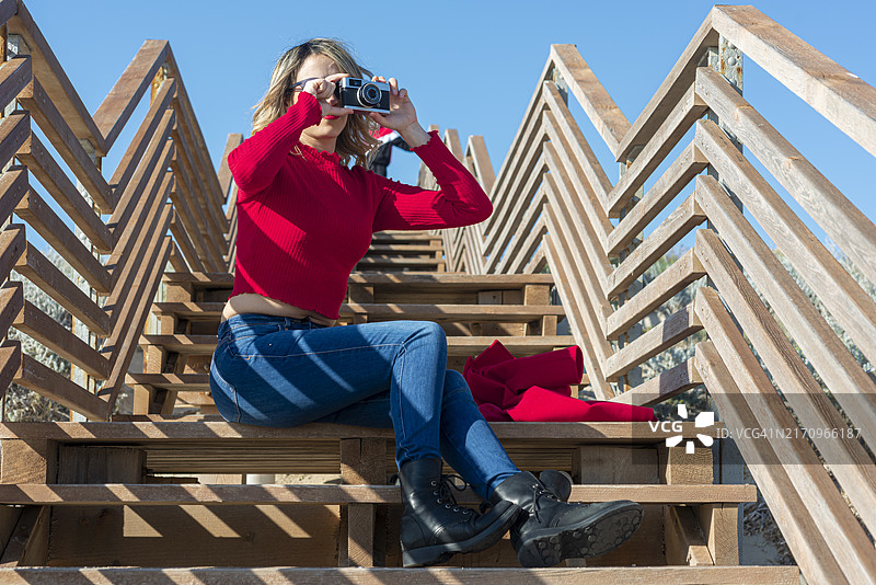 女人用胶片相机拍照图片素材