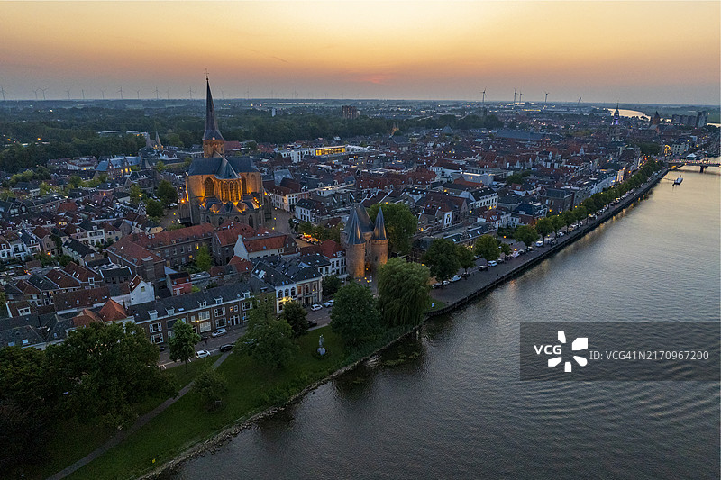 夏季日落时分艾瑟尔河畔的坎彭古镇图片素材