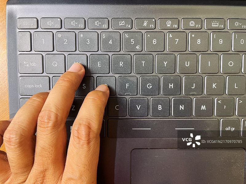 使用笔记本电脑的手部特写图片素材