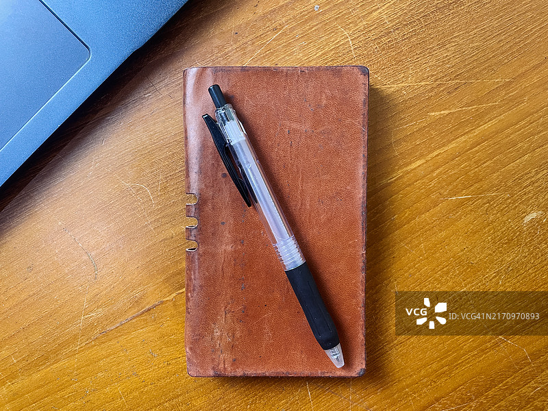 圆珠笔放在笔记本上图片素材