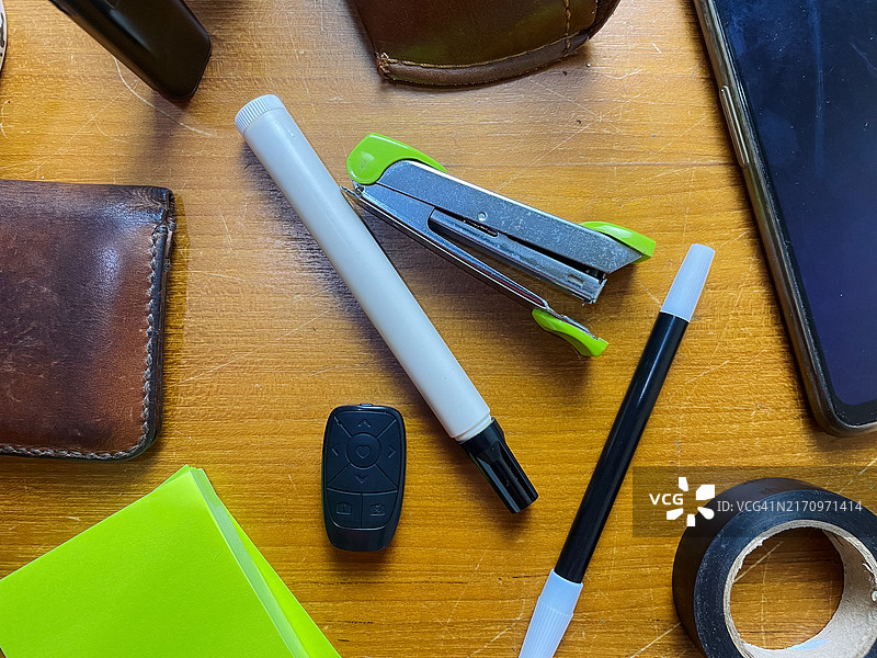 男人在木桌上整理工作设备和私人物品图片素材